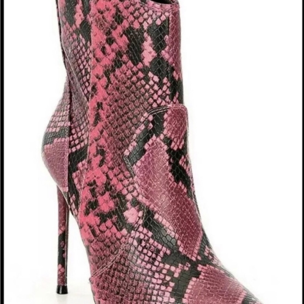 NWT Winnie Harlow X Steve Madden hit pink snakeskin bootie
